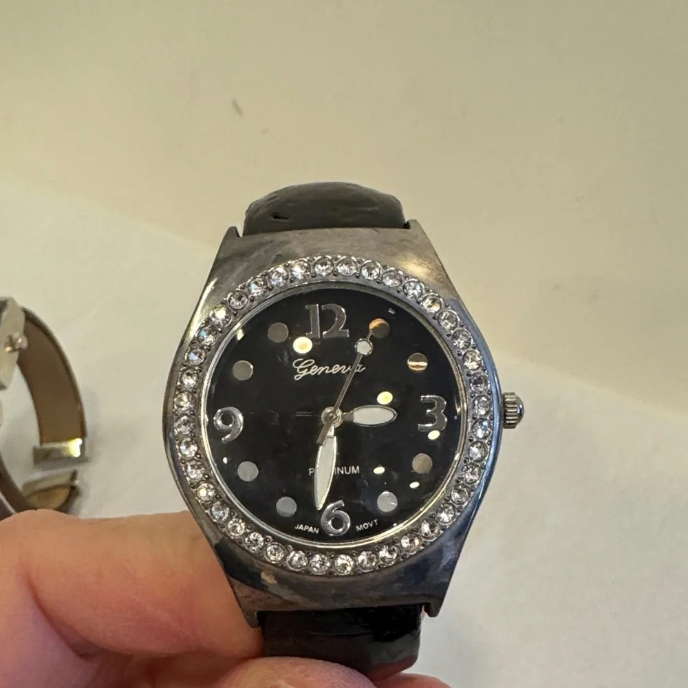 Stylish Watch Collection with Various Colors. Set of 5 Women’s Watches - Picture 4 of 11